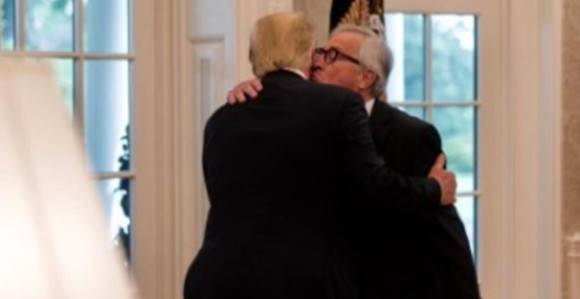 Tajna poljupca Junkera i Trampa