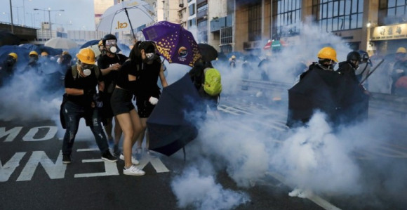 Обрачун полиције и демонстраната