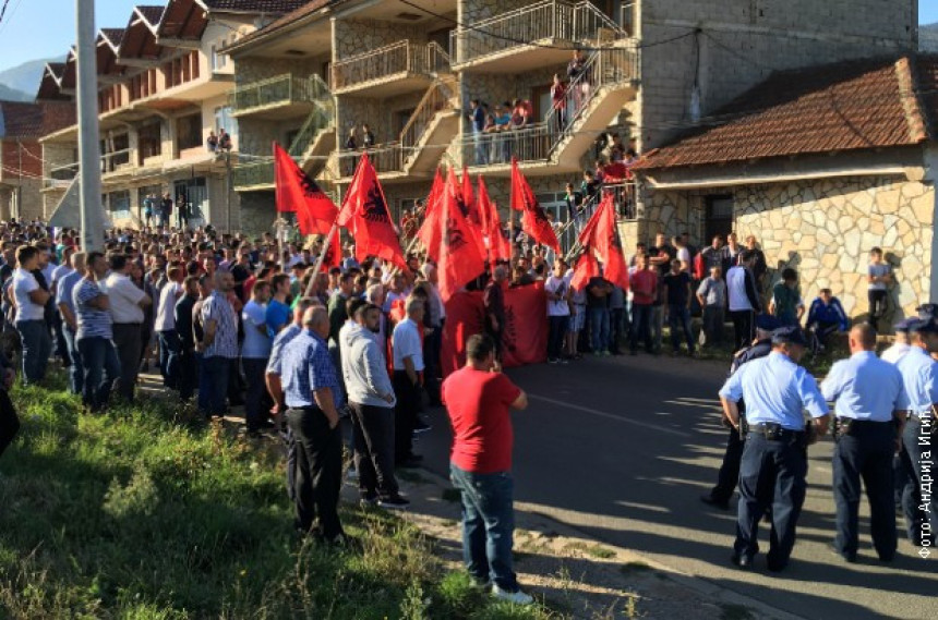 Albanci spriječili Srbe da posjete crkvu