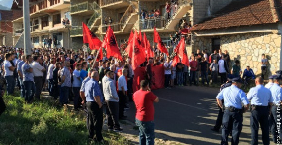 Albanci spriječili Srbe da posjete crkvu