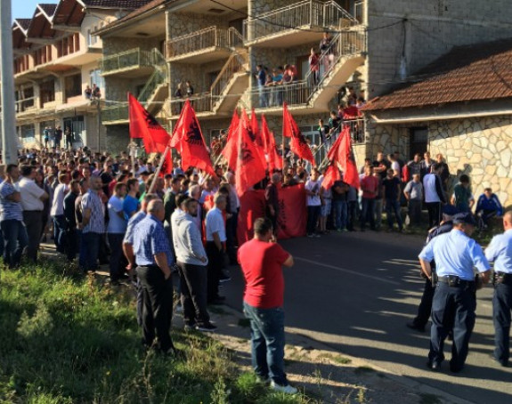Albanci spriječili Srbe da posjete crkvu