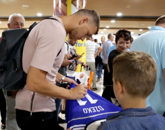 Džeko na aerodromu usrećio kiparskog dječaka!
