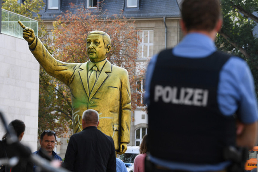 Њемачка: Златна статуа Ердогана