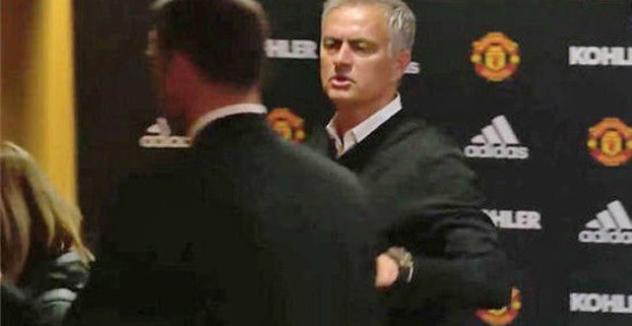 Мурињо устао и отишао са конференције, можда и...