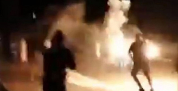 Nepoznata lica palicama udarali po automobilima