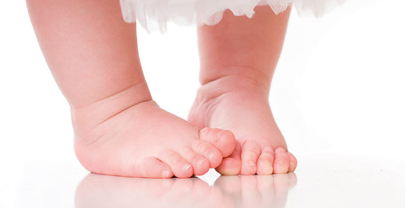 Bebe bi trebalo da hodaju bose