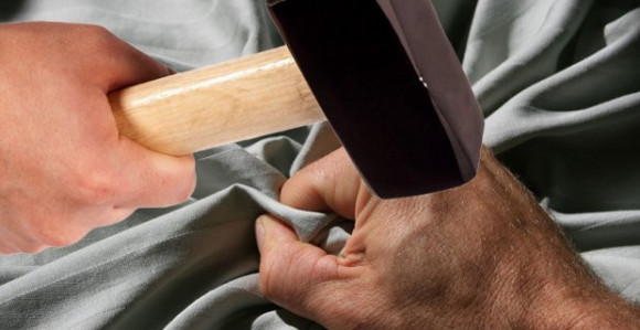 Ćekičem polomili prste čovjeku 