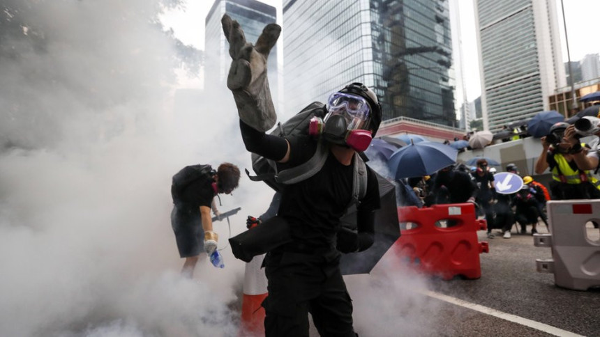 Policija Hongkonga suzavcem na demonstrante
