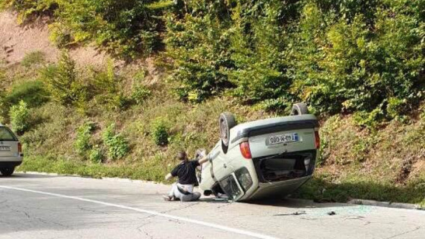 Auto se prevrnulo na krov na prevoju Rogoj kod Trnova