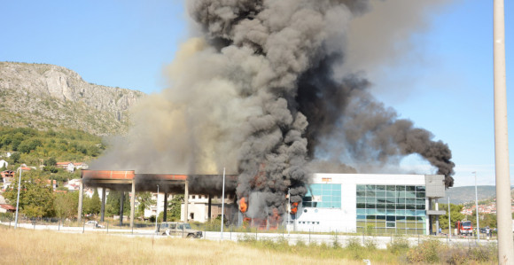 Veliki požar na zgradi džudo kluba u Mostaru