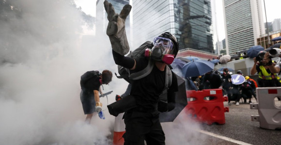 Полиција Хонгконга сузавцем на демонстранте 