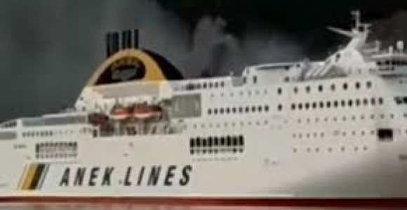 Пожар на трајекту евакуација 600 људи у луци