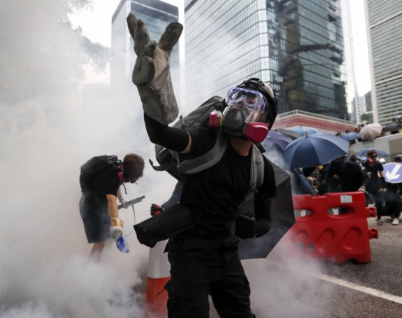 Полиција Хонгконга сузавцем на демонстранте 