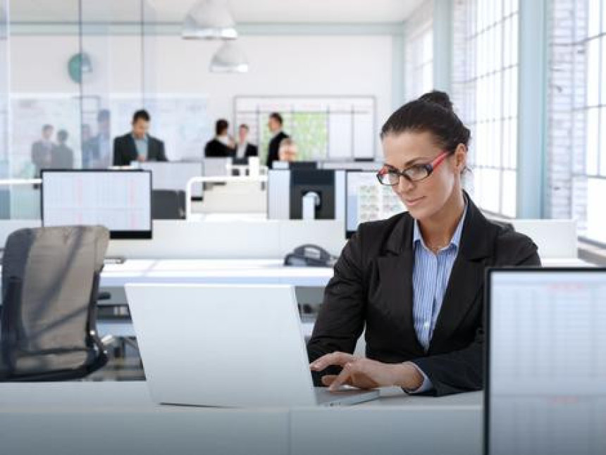 Kupuju kompjutere, drže se papira