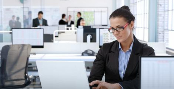 Kupuju kompjutere, drže se papira