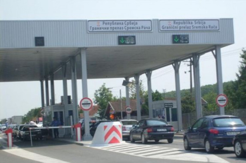 Velika gužva na prelazu Rača