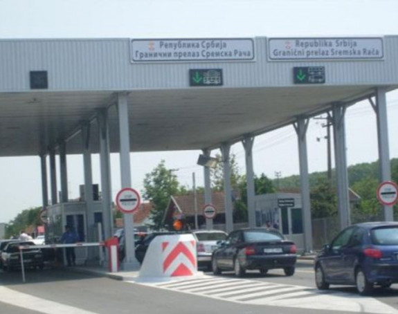 Velika gužva na prelazu Rača