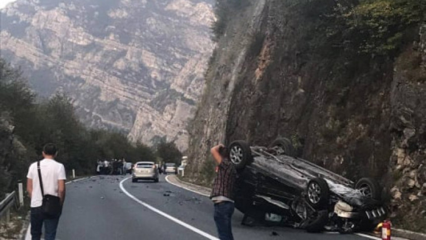 Nesreća kod Mostara: Auto završio na krovu