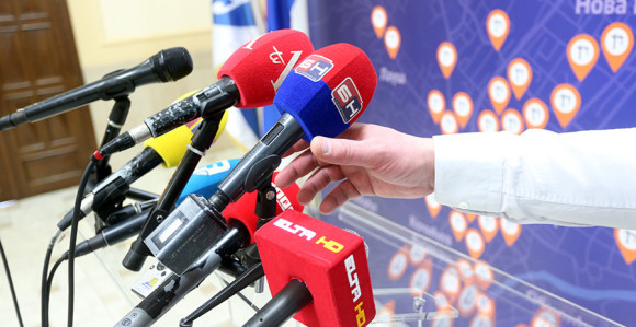 Kako političar da pobjegne od "teških" pitanja?