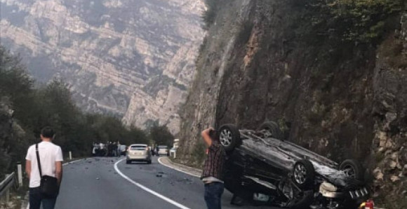 Nesreća kod Mostara: Auto završio na krovu