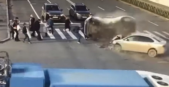 Аутомобили након судара "покосили" пјешаке на улици