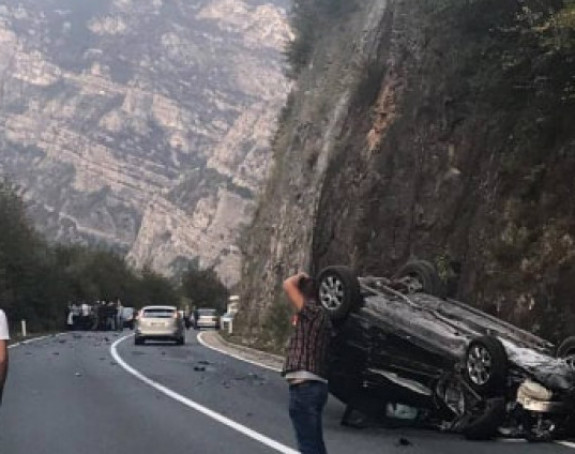 Несрећа код Мостара: Ауто завршио на крову