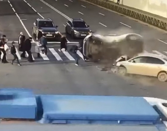 Аутомобили након судара "покосили" пјешаке на улици