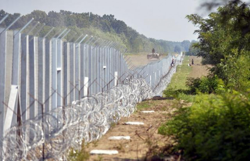 Војска гради ограду према Грчкој