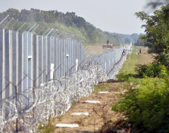 Војска гради ограду према Грчкој
