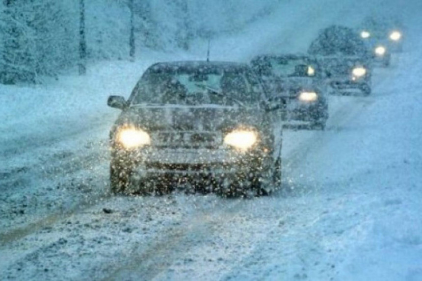 Kladanj: Snijeg stvara probleme vozačima