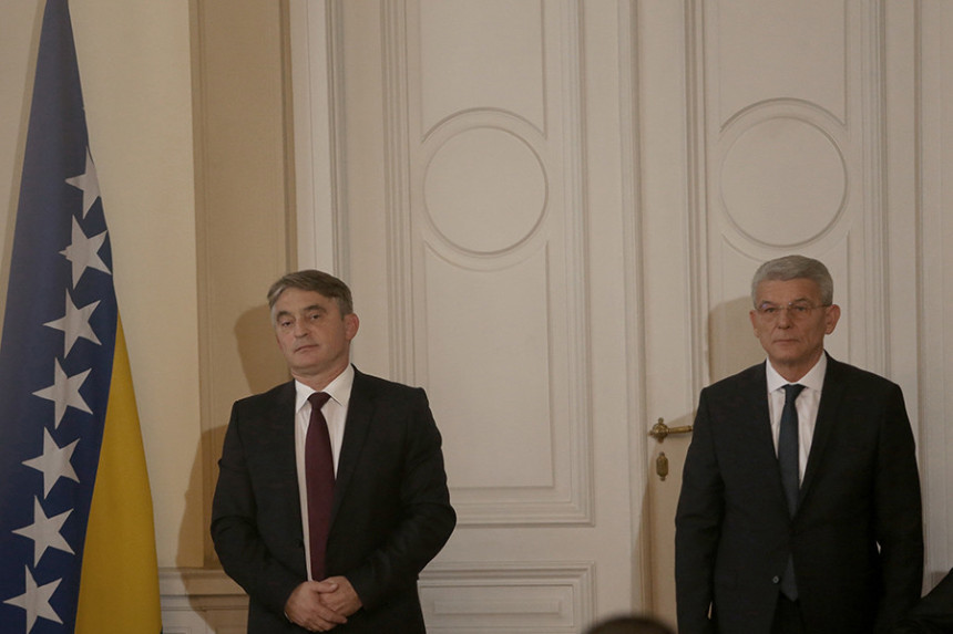 Šta kaže Komšić o zastavi Srpske