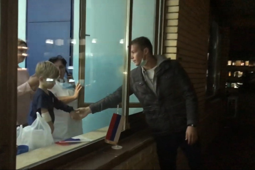 Zastava na prozor bolničke sobe 