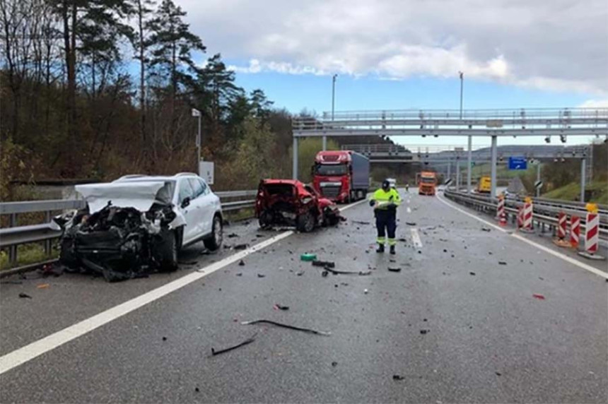 Tragedija na auto-putu, poginule tri osobe