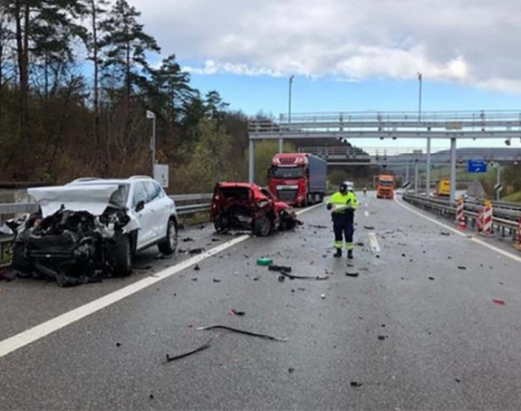 Трагедија на ауто-путу, погинуле три особе