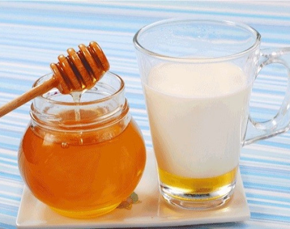 Топло млијеко и мед заустављају кашаљ