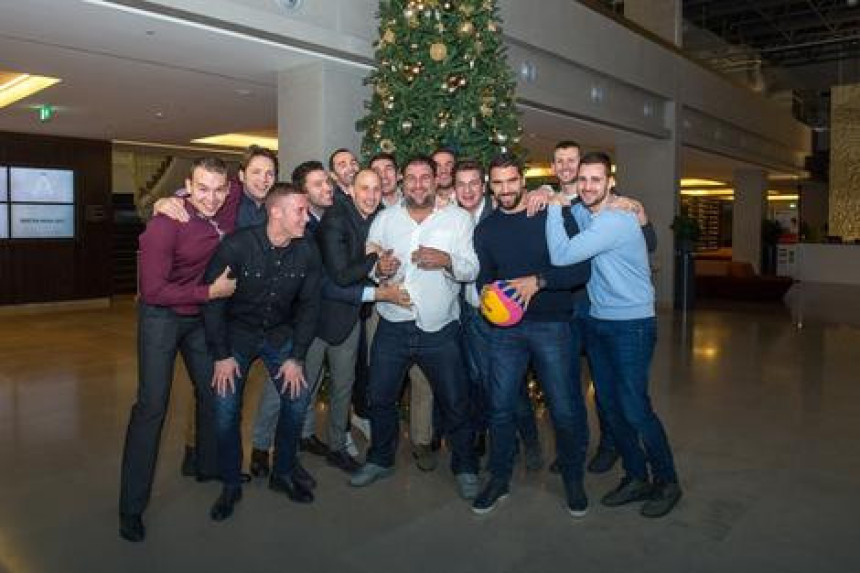 Video: Ko može zlatnim medaljama da okiti veliku jelku?!