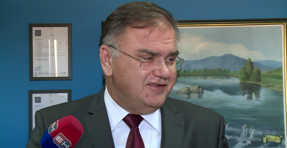 Ovu pjesmu je posvetio supruzi