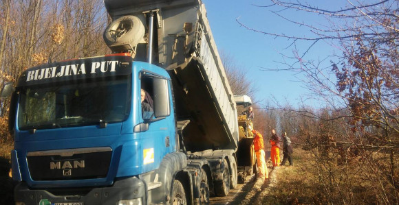 Асфалт уз помоћ мјештанина