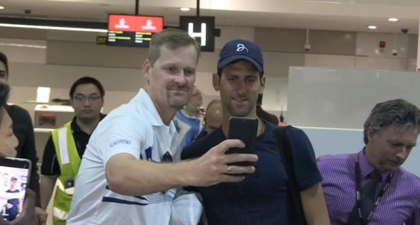 Video: Nole i na aerodromu pokazao veličinu!