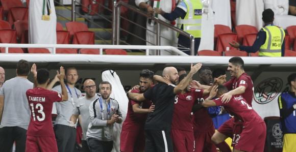 Video: Zvidžuci himni, cipele letele sa tribina! 