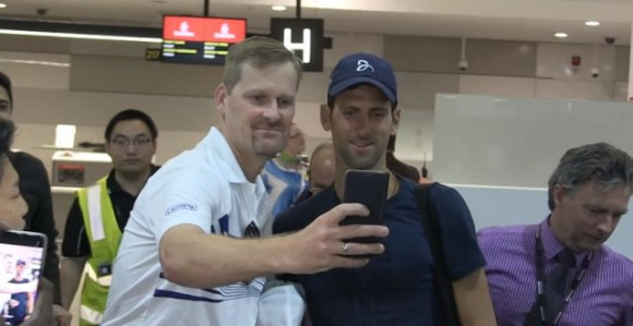 Video: Nole i na aerodromu pokazao veličinu!
