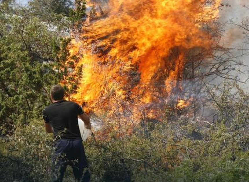 Konjic: Vatru gasi i helikopter OS