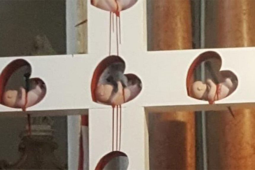 Crkva postavila krst s fetusima