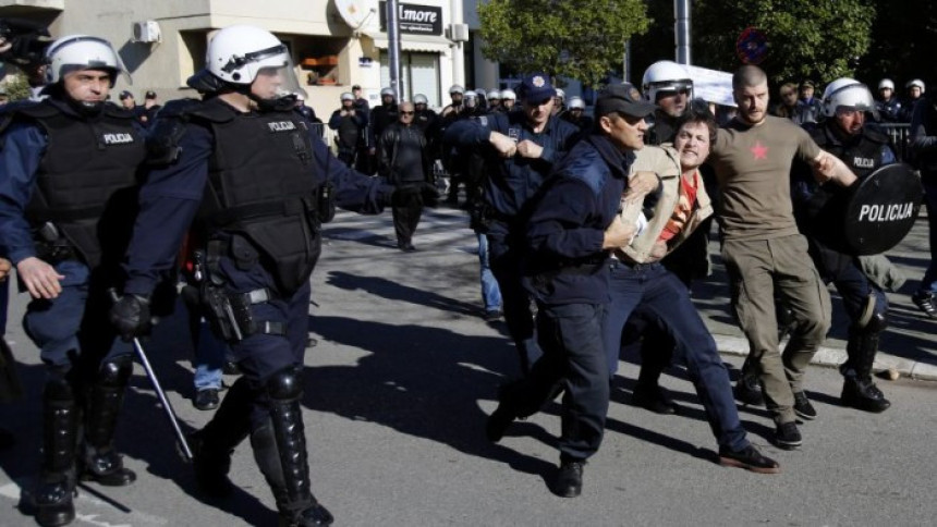 Sukobi u Parizu, policija privela 27