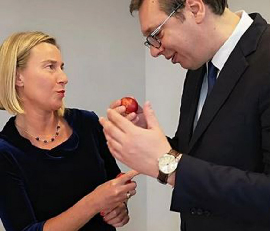 Mogerini i Vučić se tucali jajima