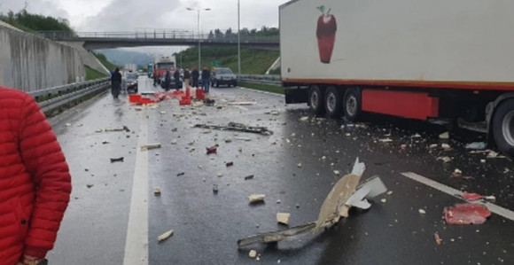 Sudar kamiona na autoputu