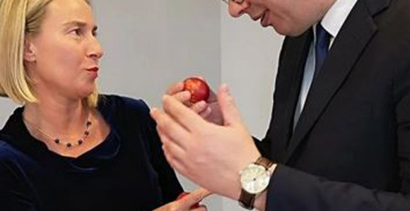 Mogerini i Vučić se tucali jajima