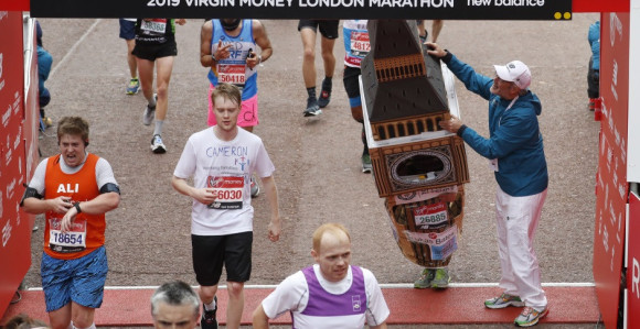 Video: Trčao maraton obučen u kostim Big Bena!