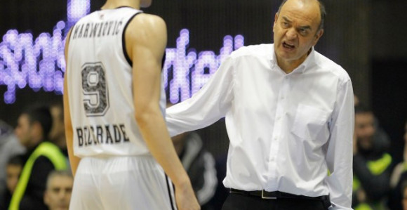 ''Dule mi je dao sve...! Traka kod Božića? Mačku o rep...!''