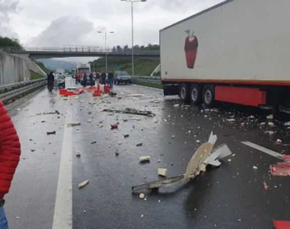 Sudar kamiona na autoputu